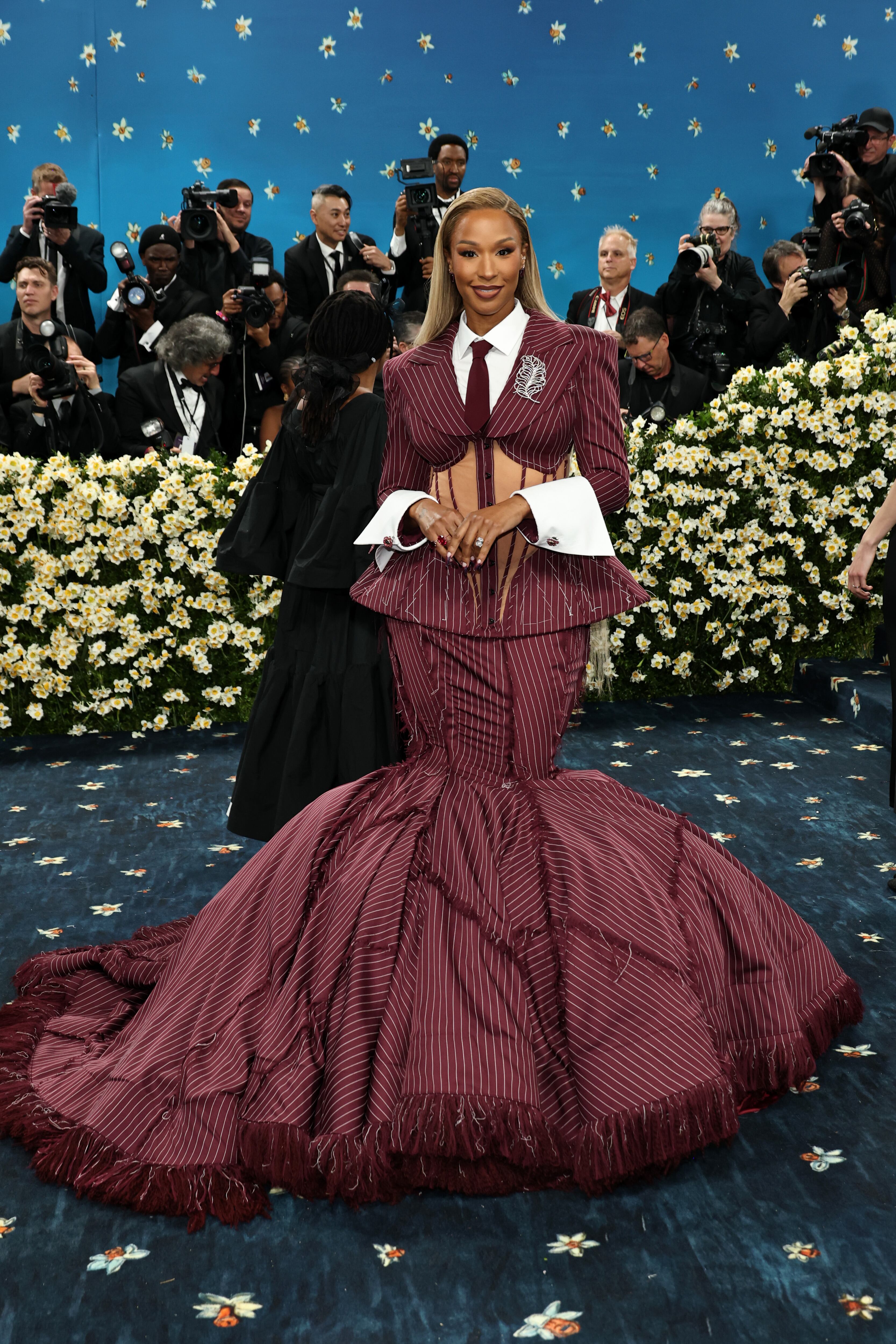 Savannah James reinterpretó el zoot suit de Harlem con un vestido burdeos de Hanifa, diseñado por Anifa Mvuemba.