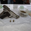 Se les incautó un arma de fuego.