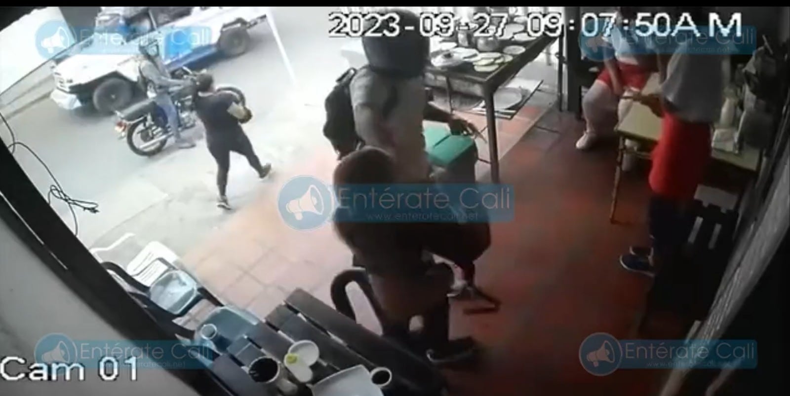 Una cámara de seguridad grabó el hecho.