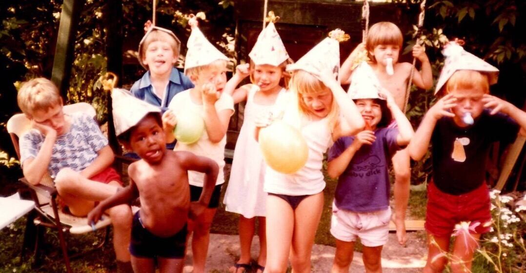 José Montoya con otros niños en Holanda