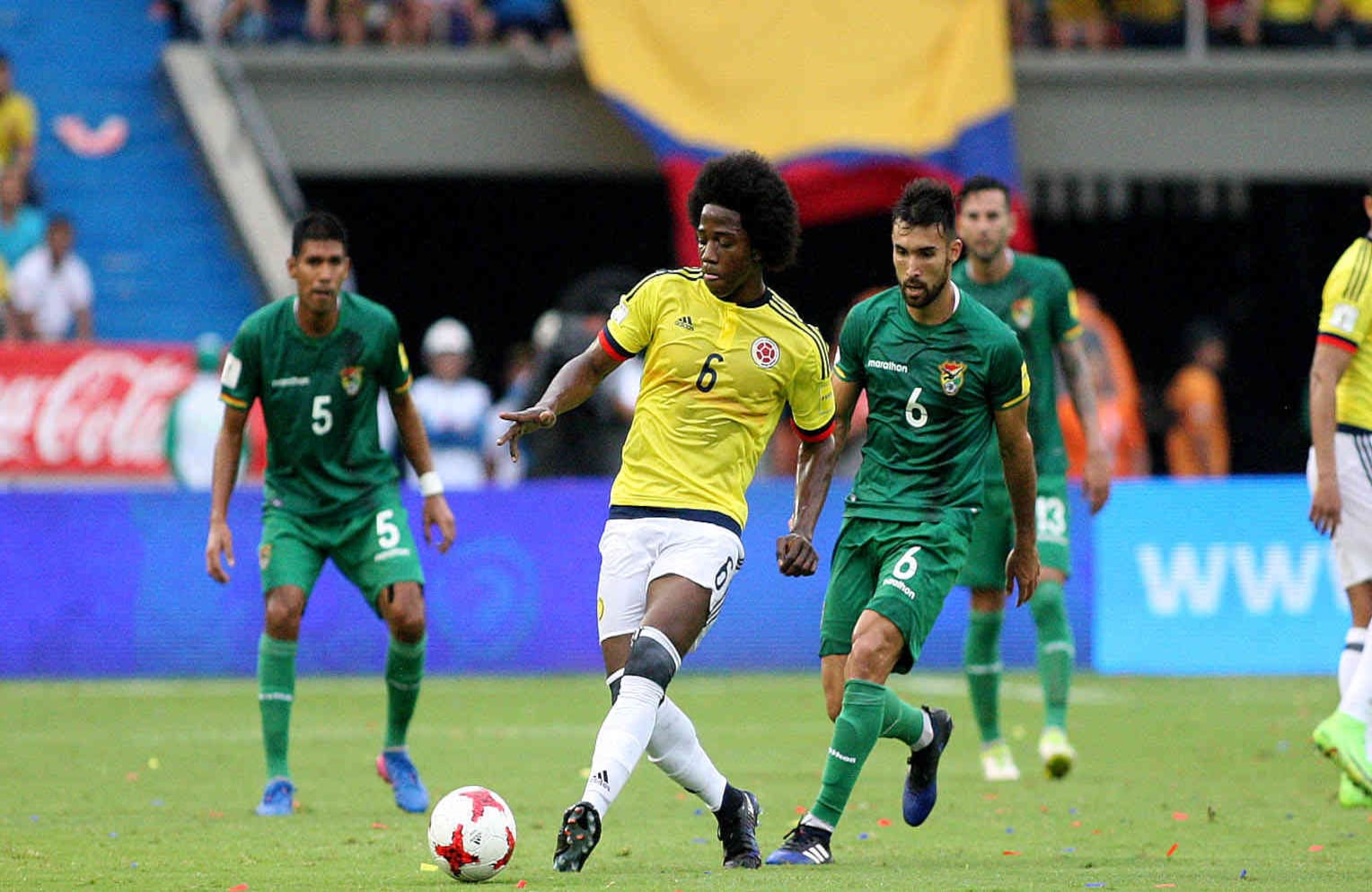 Carlos Sánchez recupera un balón en el mediocampo boliviano. Foto: León Darío Peláez / SEMANA