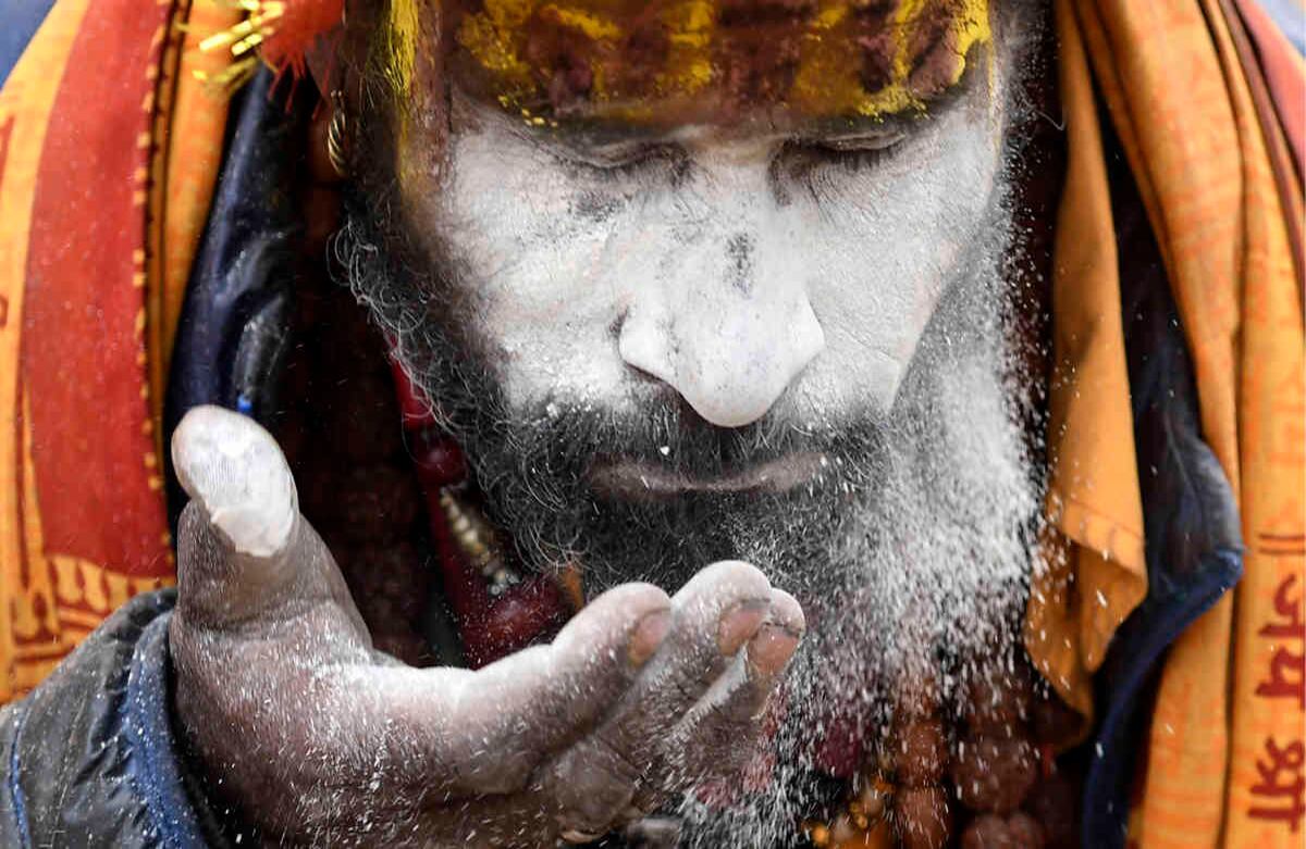 Un Sadhu (hombre santo hindú) mancha su rostro cerca del templo Pashupatinath en la víspera de el festival hindú de Maha Shivaratri, en el Templo Pashupatinath, en Katmandú, el 20 de febrero de 2020. El Maha Shivaratri es un festival hindú celebrado antes de la llegada de primavera. Foto: Prakash Mathema/ AFP. 