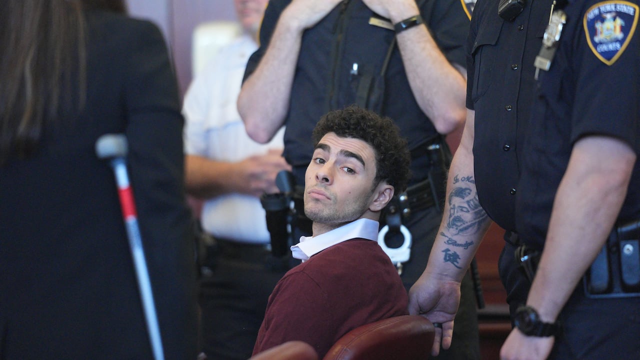 El presunto asesino Luigi Mangione es procesado por cargos de asesinato en el estado de Nueva York.