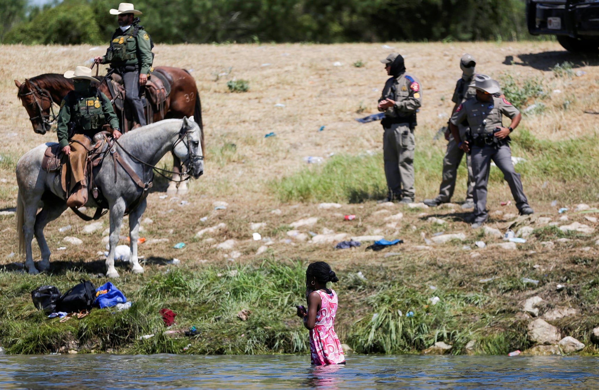 En Imágenes : Migrantes tratando de cruzar la frontera buscan asilo en EE. UU.