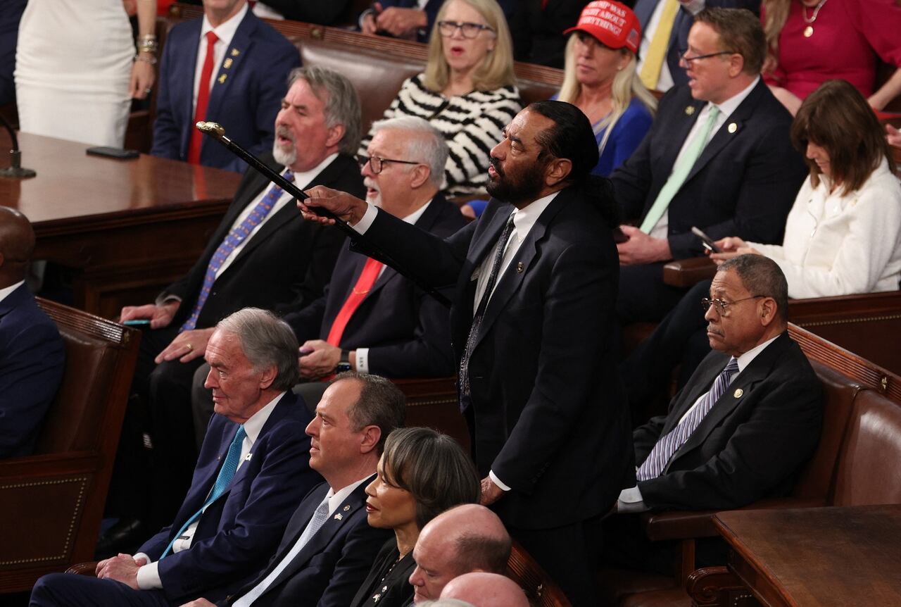 El demócrata se levantó de su silla para declarar en contra de Trump, fue expulsado a tan solo minutos de iniciar el discurso de Trump.