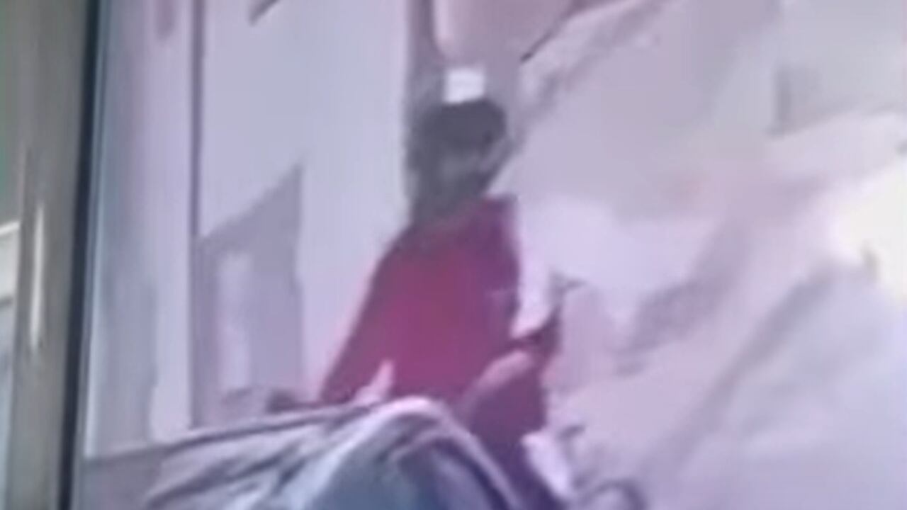 La familia hasta el momento no sabe quién es el hombre de la moto.