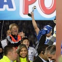 Andrés Llinás celebrando la estrella 14 de Millonarios como recogepelotas. Foto 1: DANIEL REINA ROMERO REVISTA SEMANA Foto 2: Dimayor