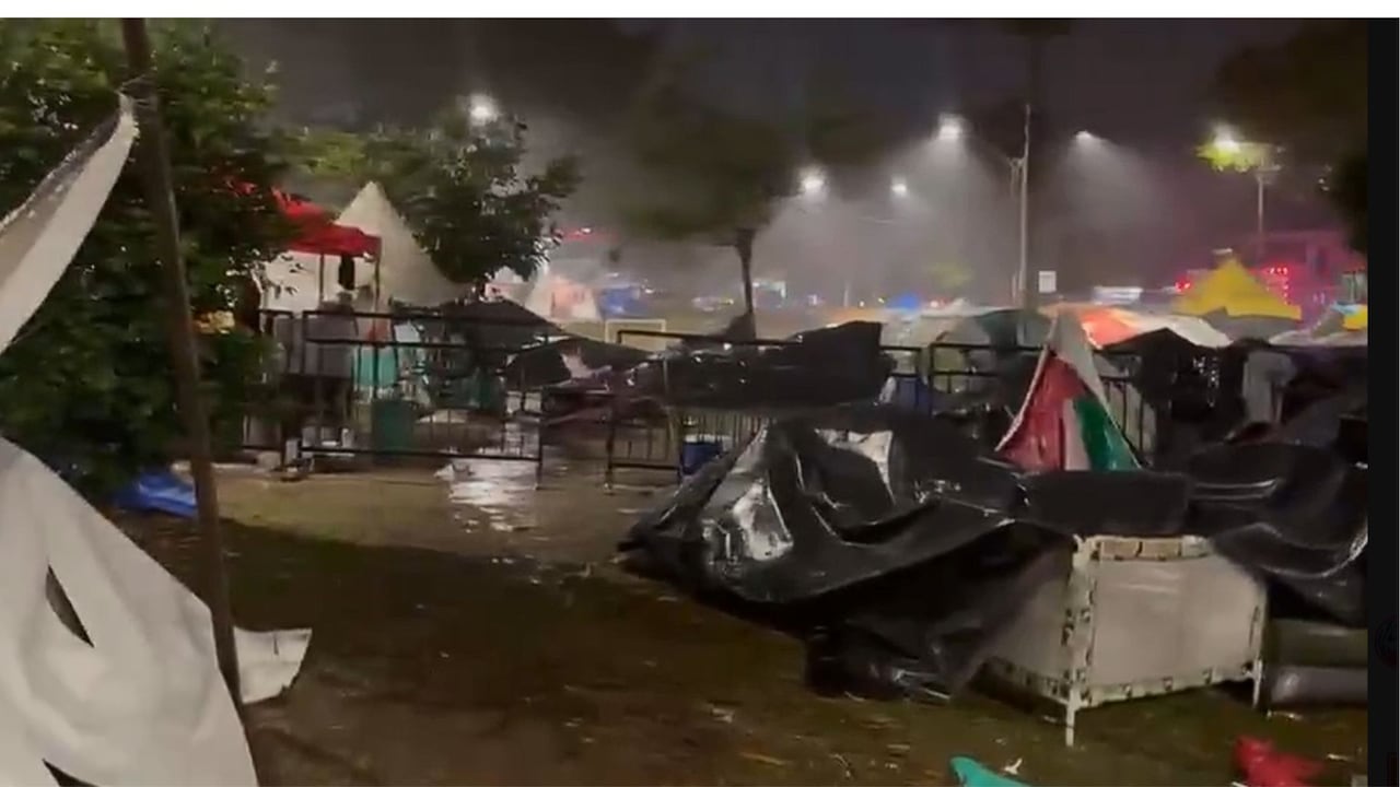 Las fuertes lluvias afectaron el albergue instalado en el Parque Olaya Herrera, donde permanecen familias damnificadas por el terremoto del 10 de agosto. Las carpas y espacios del refugio quedaron expuestos a la lluvia durante la noche.