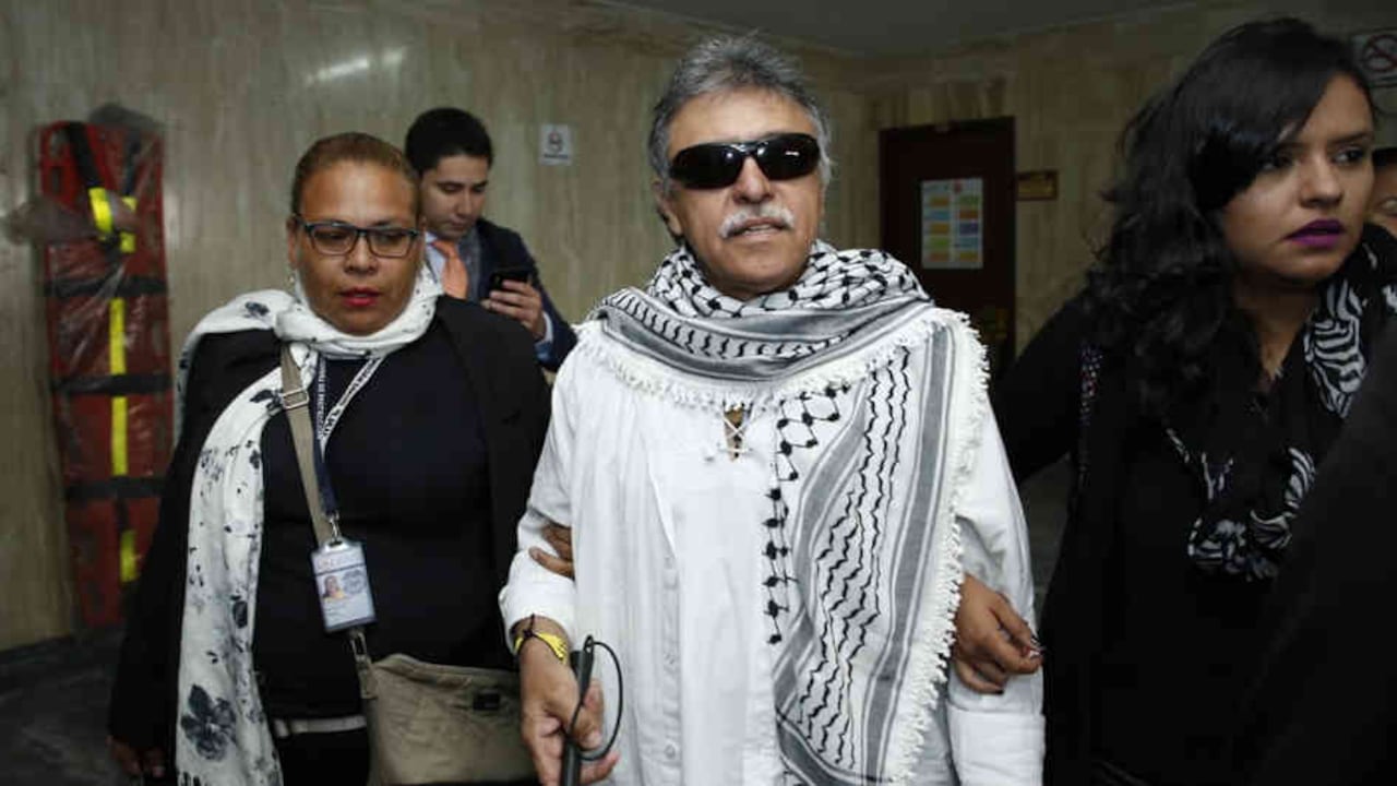 El exjefe guerrillero llegó al Capitolio y tomó juramento para asumir la curul que hasta el pasado lunes ocupó Benedicto González.