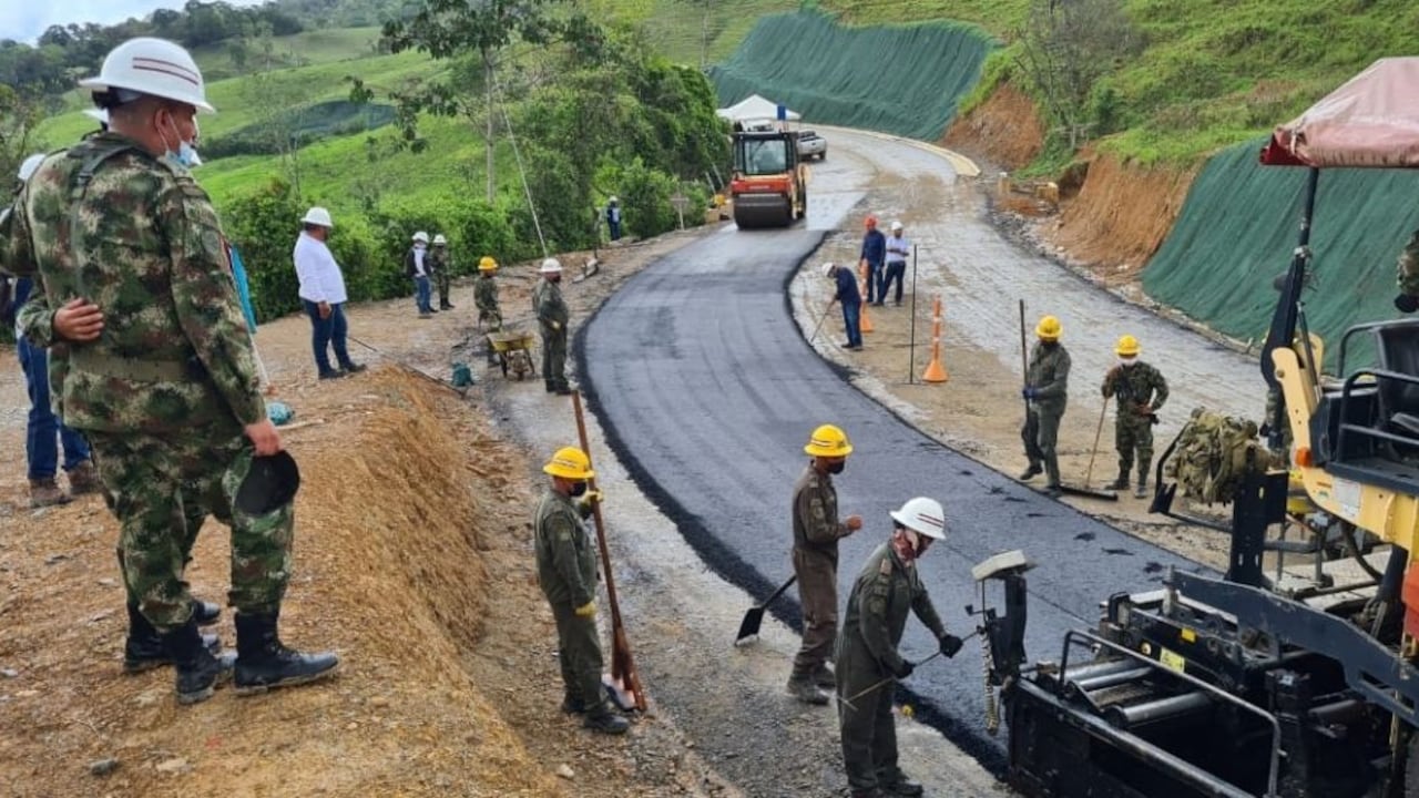 el Ejército colombiano y sus soldados profesionales, trabajan en el desarrollo vial Transversal de la Macarena, un tamaño de 165 kilómetros que conectará los departamentos de Meta y Huila.
