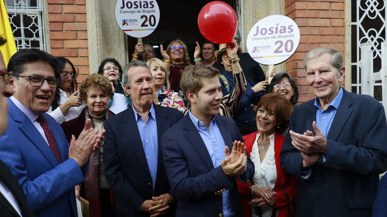 Integrantes del Partido Conservador apoyando la candidatura de Josías Fiesco al Concejo de Bogotá.