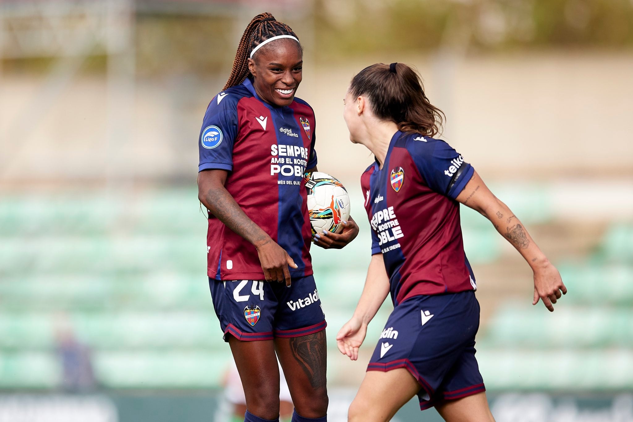 Ivonne Chacón (izq.) celebra uno de sus goles con el Levante en la Liga Femenina de España.