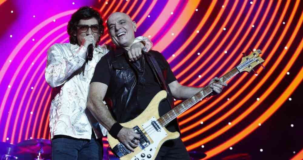 León Larregui de Zoé y Zeta Bosio tocan en 'Gracias Totales', en febrero de 2020, en Bogotá