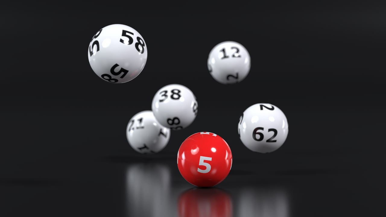Caída de bolas de lotería con números aleatorios.