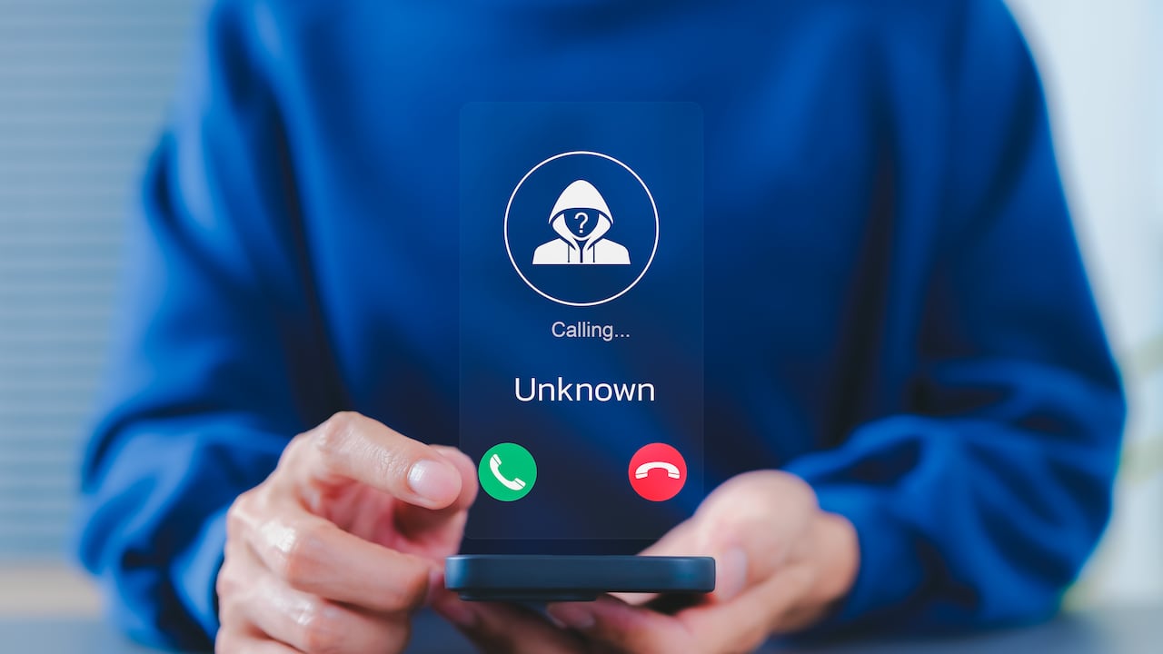 Estafador o desconocido, persona que realiza una broma con identidad falsa, persona que realiza una llamada de broma, anónimo, smartphone, no deseado, spam.
