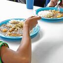 Niños de una institución educativa de la ciudad, con jornada única, reciben su almuerzo en el comedor de su escuela. De acuerdo con la Secretaría de Educación de Cali, alrededor de 27.876 estudiantes son beneficiados con esta modalidad del Programa de Alimentación Escolar (PAE).