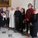 papa Francisco y miembros de la Mesa Nacional de Participación Efectiva de las Víctimas de Colombia (Mnpev) y del Foro Internacional de Víctimas