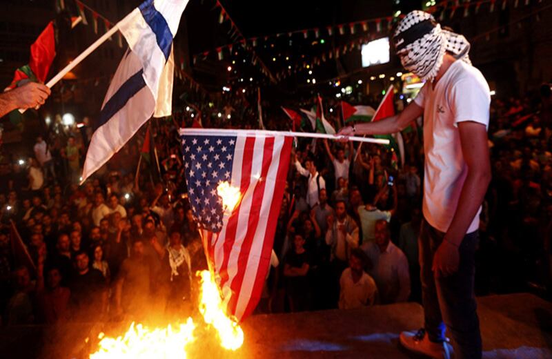 Quema de las banderas de EE. UU. e Israel en la localidad de Nablús, Cisjordania, tras observar en pantallas como la bandera del Estado Palestino fue izada por primera vez en la sede de la ONU.