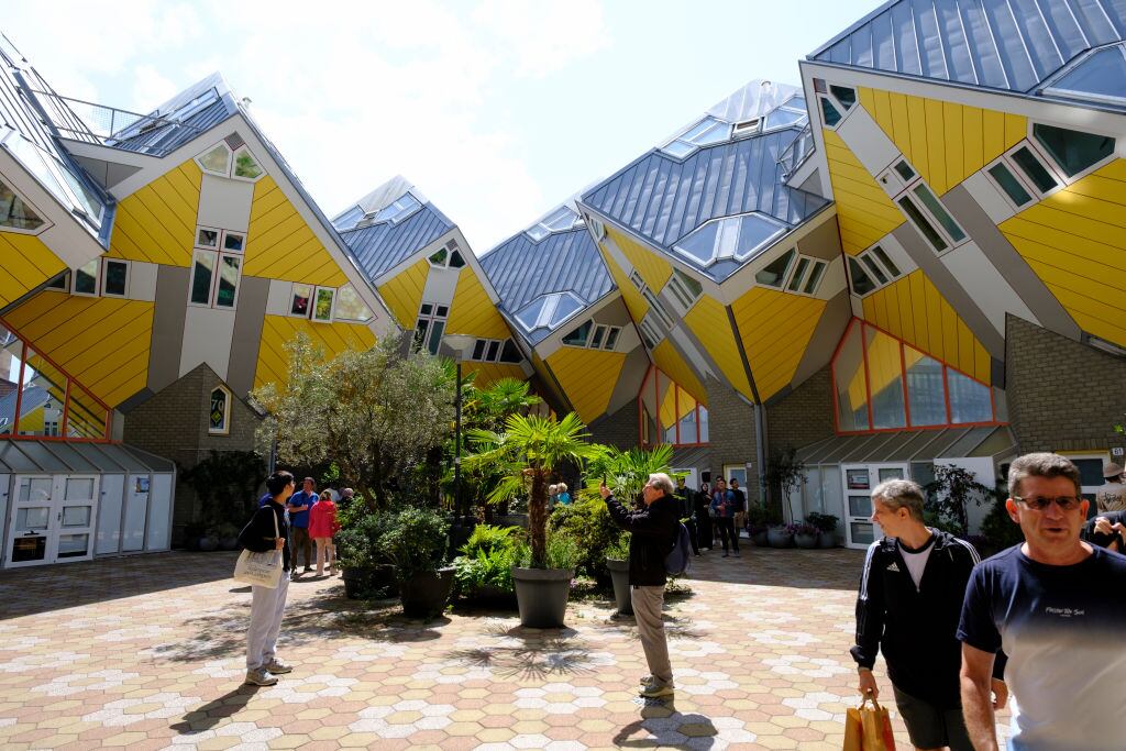 38 palafitos en forma de cubo y 13 cubos de negocios se ven el 26 de julio de 2023 en el centro de Rotterdam, Holanda. Kubuswoningen fue diseñado por el arquitecto Piet Blom. (Foto de Thierry Monasse/Getty Images)