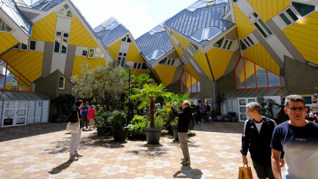 38 palafitos en forma de cubo y 13 cubos de negocios se ven el 26 de julio de 2023 en el centro de Rotterdam, Holanda. Kubuswoningen fue diseñado por el arquitecto Piet Blom. (Foto de Thierry Monasse/Getty Images)