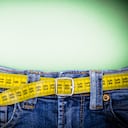 Vaqueros y sujeto de medición para adelgazar.