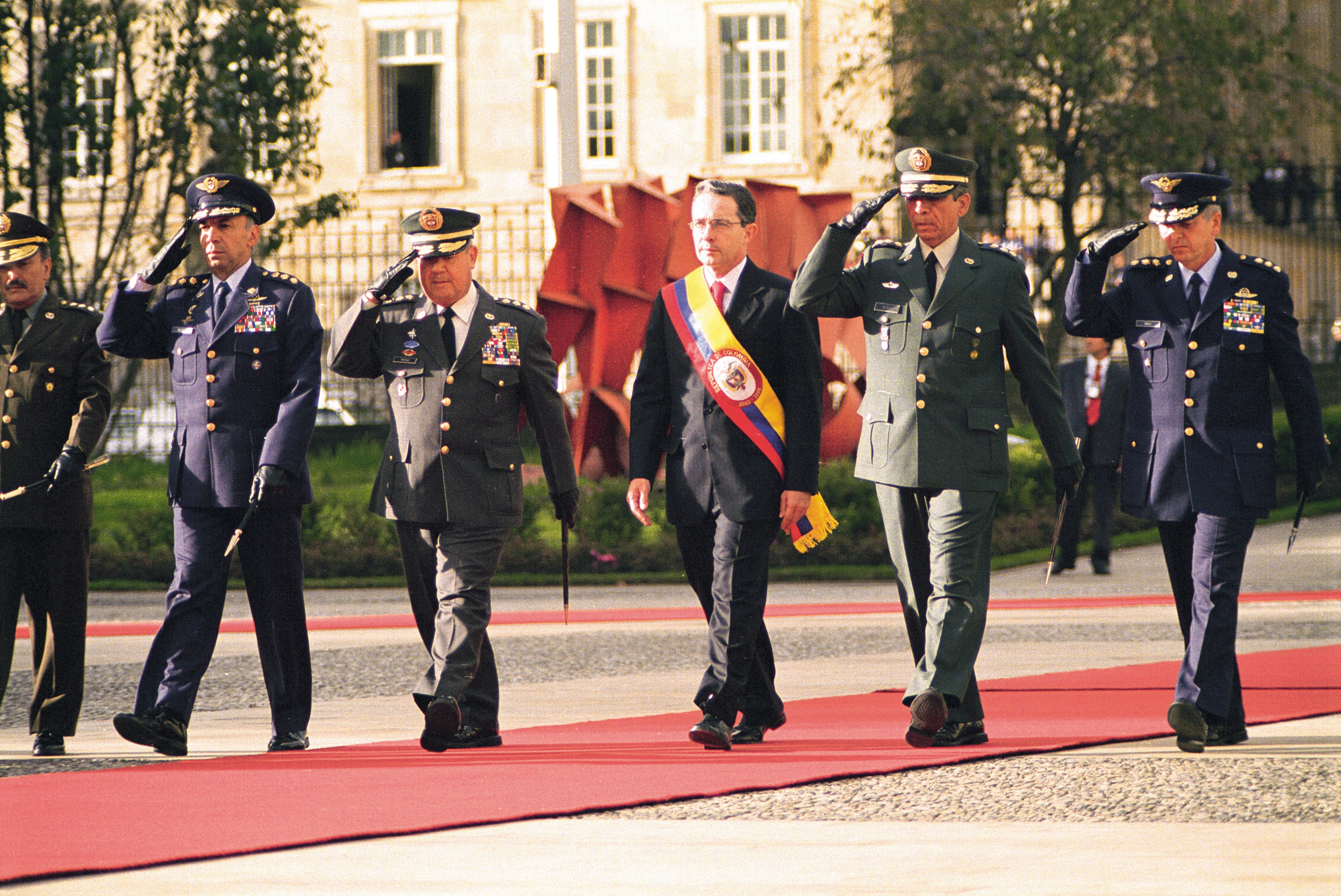 Álvaro Uribe Vélez ha sido el único presidente de Colombia que no ha tenido que llegar a una segunda vuelta para llegar al Palacio de Nariño.