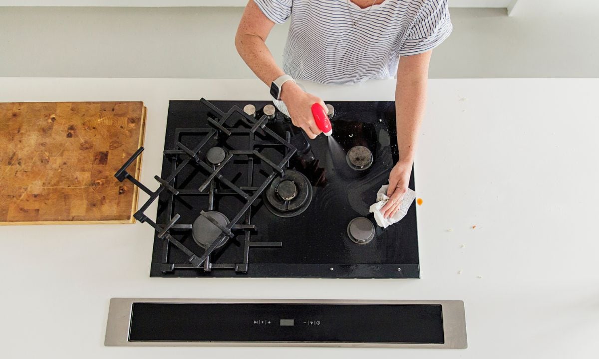 Vinagre y detergente para la grasa de la cocina.