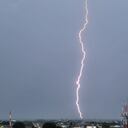 Un rayo cae en un día marcado por un fuerte aguacero, como los que caracterizan los días de invierno en Cali.