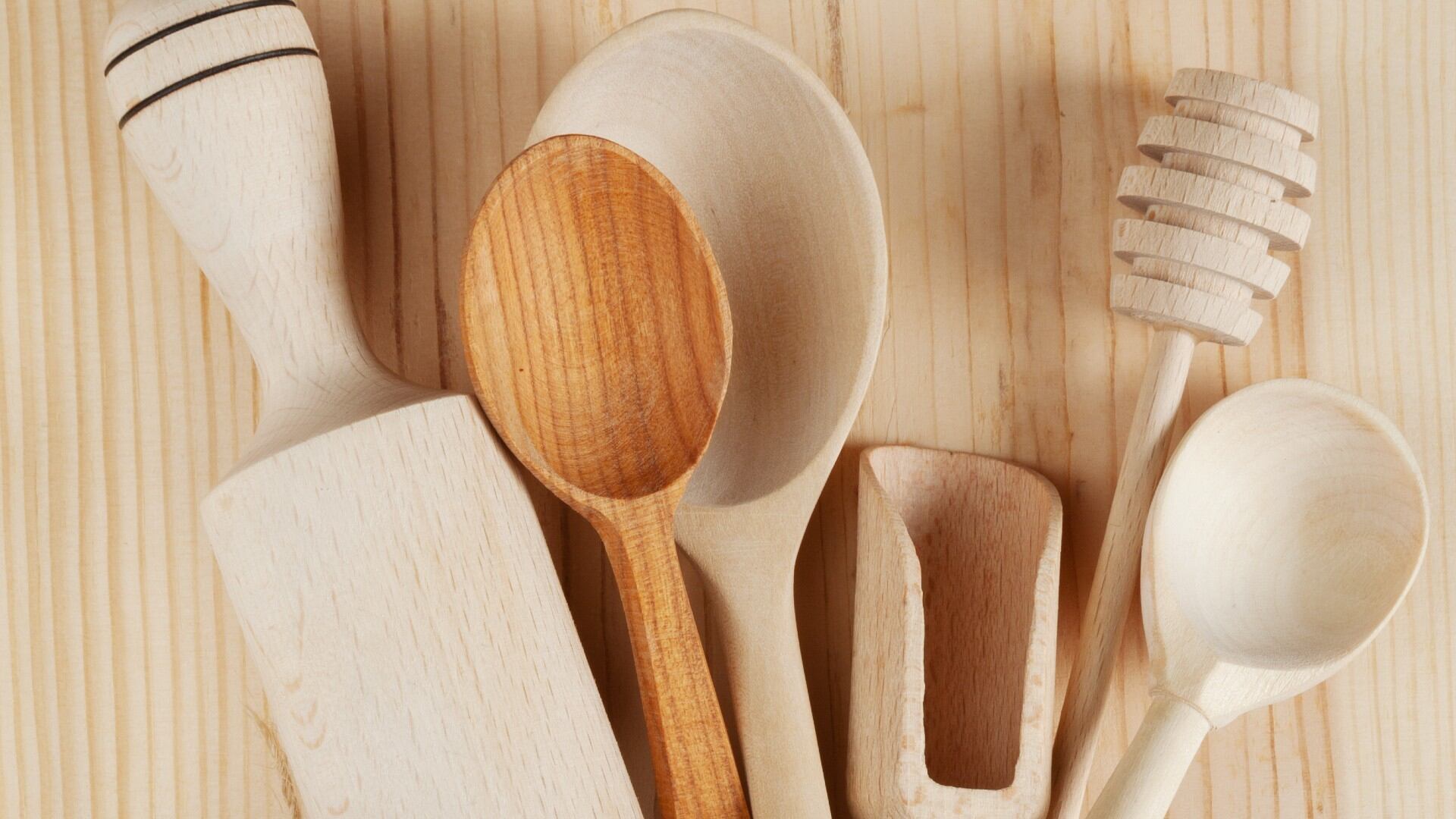 Esta es una solución limpia y económica para limpiar las cucharas de palo.