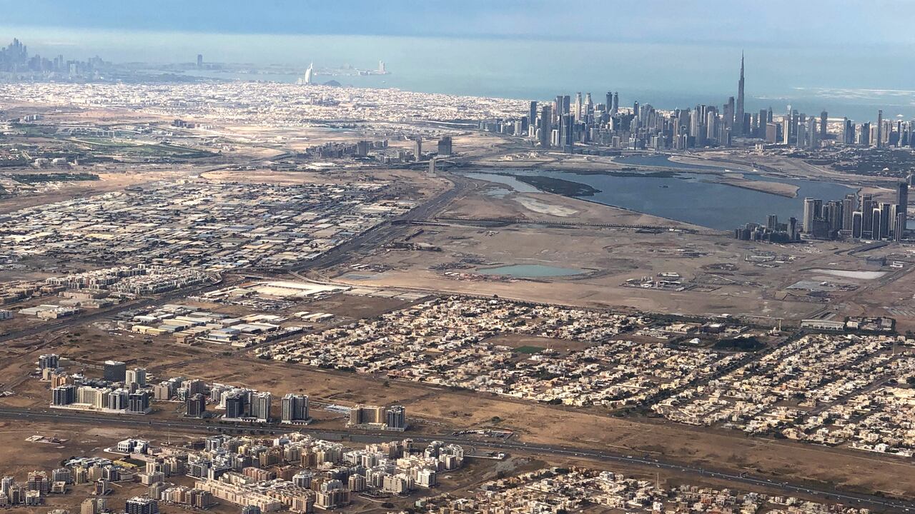 Imagen de referencia/ Una vista aérea tomada el 1 de enero de 2022 desde un avión de pasajeros muestra una vista general del Emirato del Golfo de Dubai con la capital de los Emiratos Árabes Unidos, Abu Dhabi, al fondo.