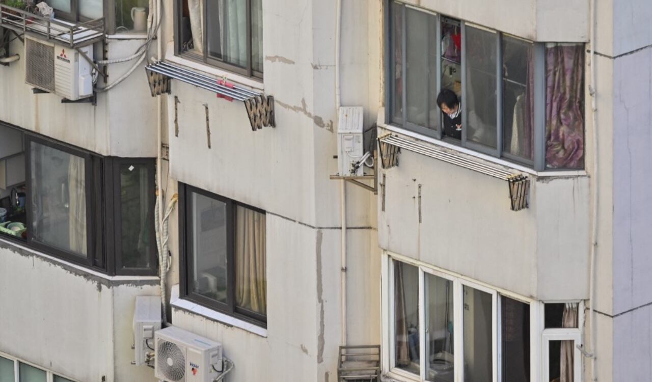 Los habitantes de Shanghái en China están confinados en sus casas por cuenta de un brote de coronavirus