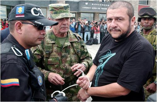 Bastante malhumorado se le vio a 'Don Diego' cuando bajó del avión 1041 de la FAC. Durante 10 años escapó de las autoridades e incluso contó con la ayuda de militares activos y retirados para evadir la justicia. 