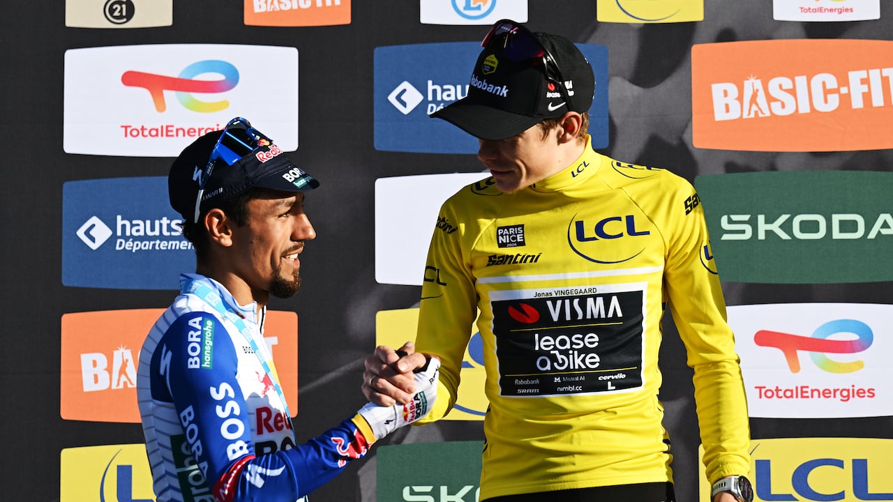 Daniel Felipe Martínez saludándose con Jonas Vingegaard, campeón de la París-Niza 2026