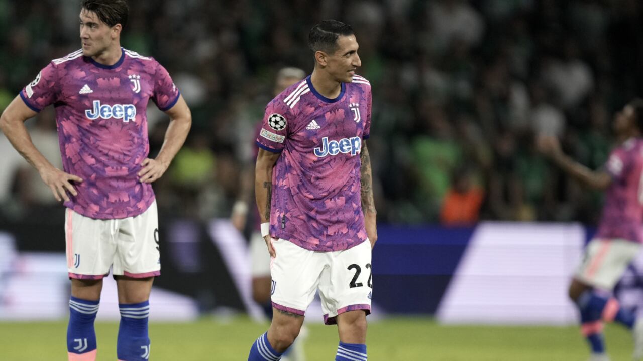 Juventus' Angel Di Maria leaves the pitch after an injuring during the group H Champions League soccer match between Maccabi Haifa and Juventus at Sammy Ofer stadium, in Haifa, Israel, Tuesday, Oct. 11, 2022. (AP/Ariel Schalit)