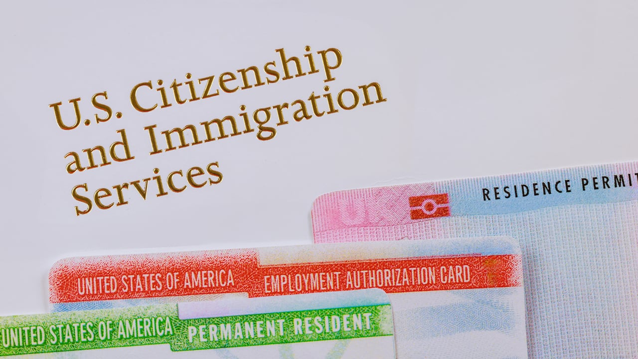 El USCIS cuenta con múltiples mecanismos para identificar inconsistencias o datos fraudulentos, lo que podría resultar en la denegación del trámite.