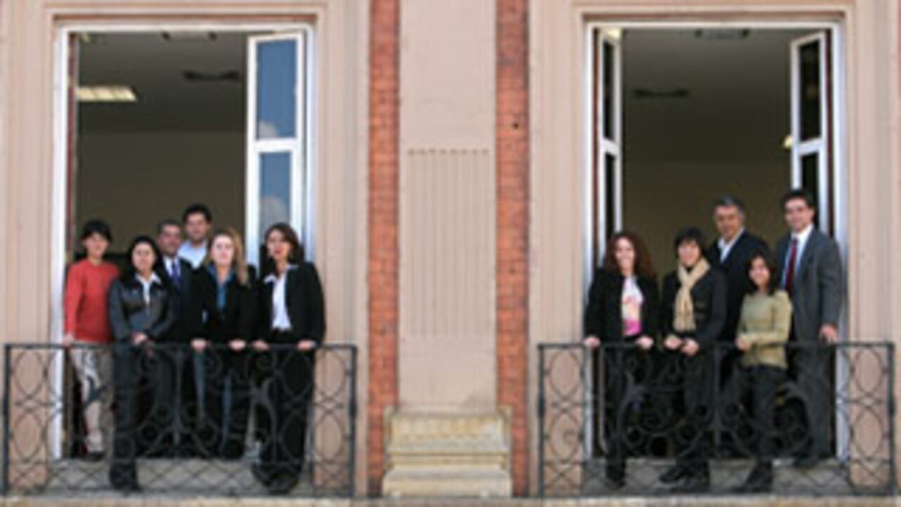 El alcalde Garzón tiene un cerrado grupo de trabajo, conformado en su mayoría por periodistas y comunicadores. De izquierda a derecha: Martha Beltrán, Paola Tovar, Enrique Borda, Rolf Perea, Constanza González, Martha Carvajal. En la siguiente ventana: Patricia González, María Fernanda Sánchez, Luis Eduardo Garzón, Carolina Triviño, Húbert Ariza.