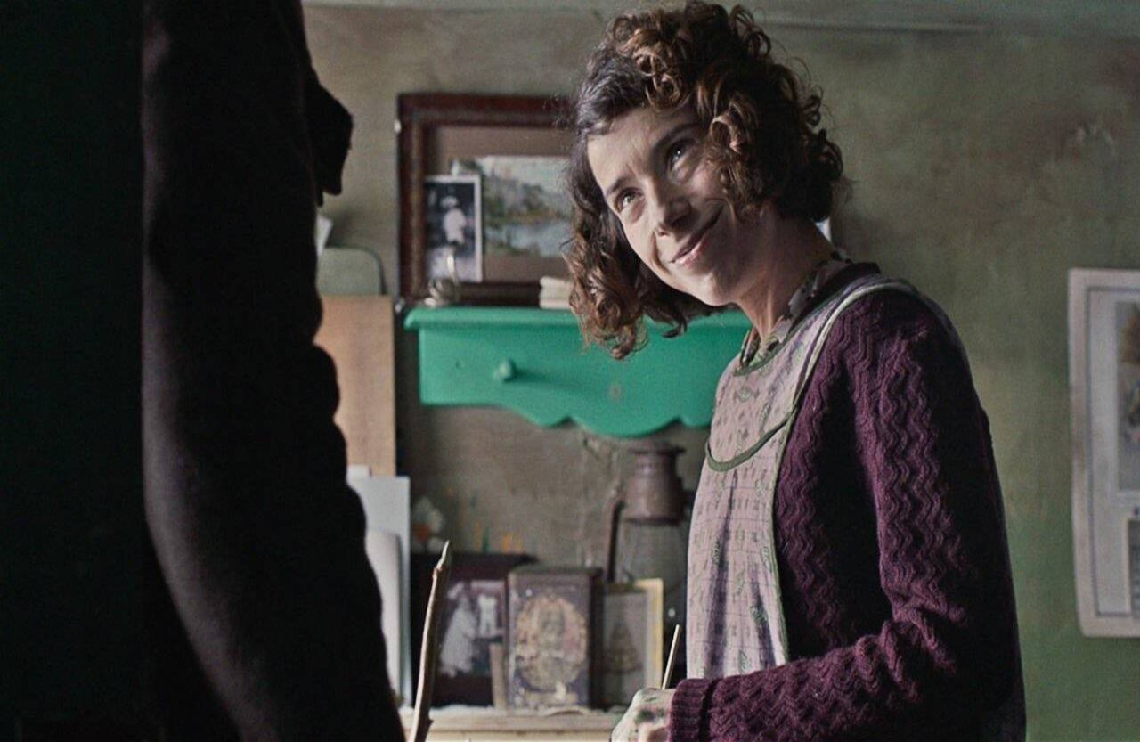 Maudie (2017) Sally Hawkins interpretó a Maud Lewis, una mujer que, a pesar de su artritis reumatoide, se convirtió en una de las más reconocidas pintoras de arte folclórico en Canadá. Abandonó su familia sobreprotectora para casarse con un tosco pescador local y dedicarse a su arte. 
