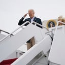 El presidente Joe Biden saluda y él y la primera dama Jill Biden abordaron el Air Force One para un viaje a Puerto Rico para inspeccionar los daños causados por la tormenta del huracán Fiona, el lunes 3 de octubre de 2022, en la Base de la Fuerza Aérea Andrews, Maryland (AP Photo/Evan Vucci).