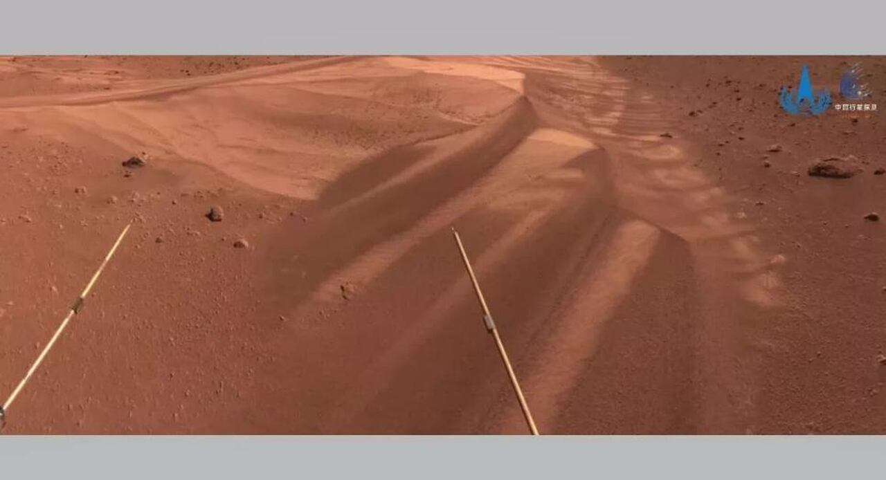 Una duna de arena marciana fotografiada por el rover Zhurong de China.