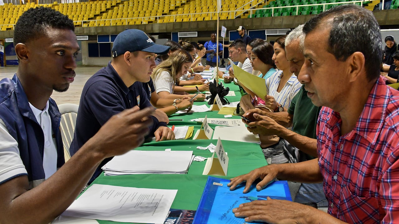 Con miras a cumplir la meta de crear 1000 empleos en Cali, este miércoles, 22 de mayo, se dio inicio a la feria de empleo en la ciudad, la cual, hasta ahora, ha recibido a más de 1200 personas. Fotos Raúl Palacios / El Pais / 22 de Mayo 22 del 2023 Cali.