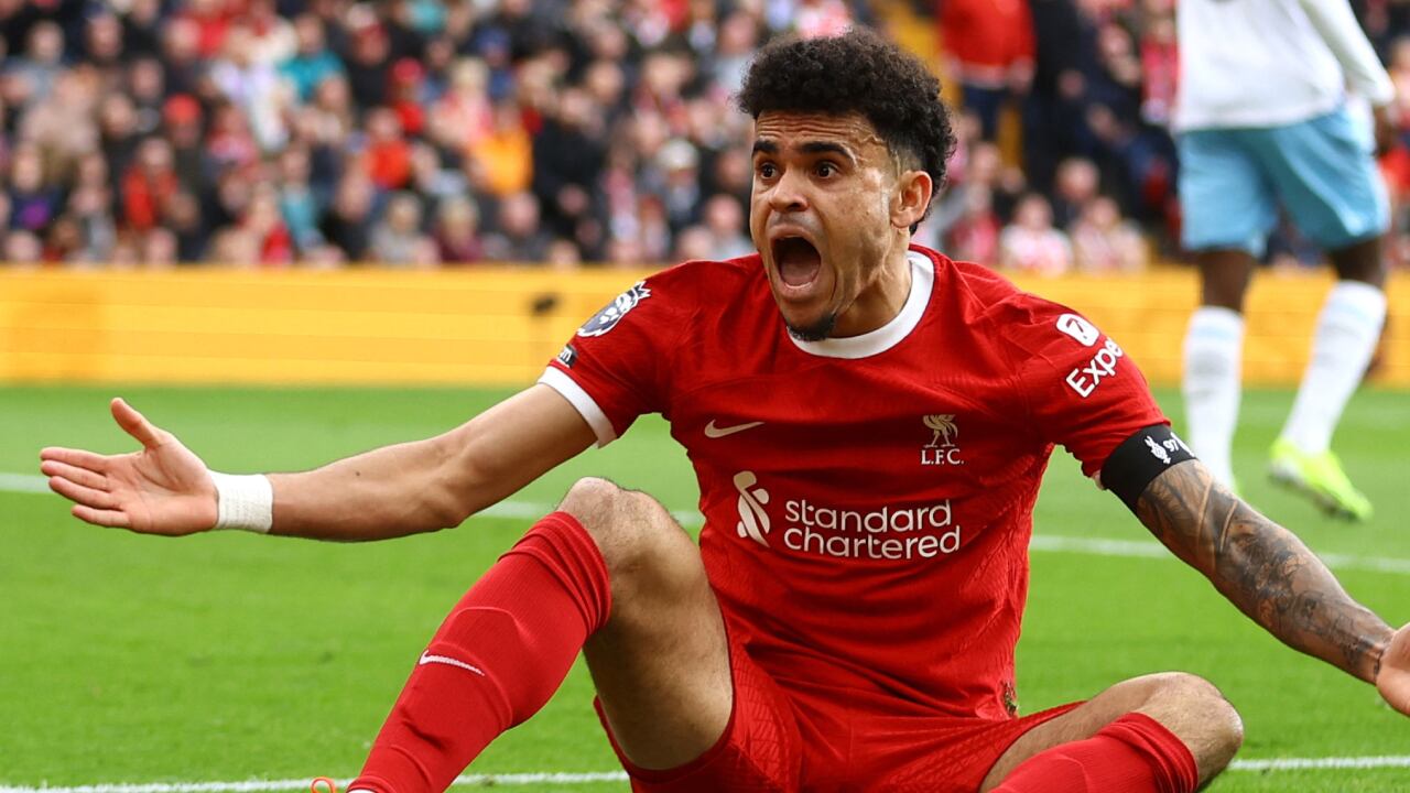 Luis Díaz reclama un penal contra el Crystal Palace