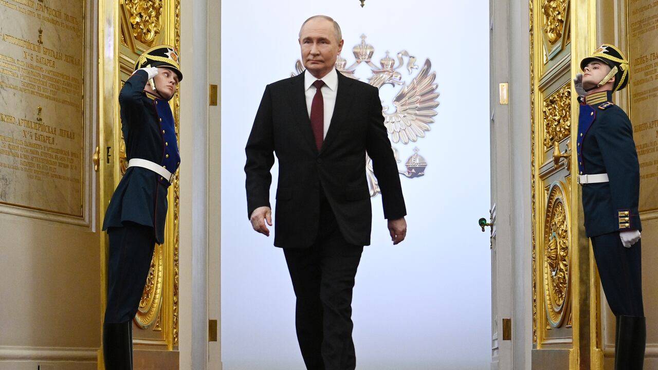 Vladimir Putin llega a su ceremonia de toma de posesión como presidente ruso en el Gran Palacio del Kremlin en Moscú, Rusia, el martes 7 de mayo de 2024. (Sergei Bobylev, Sputnik, Kremlin Pool Photo vía AP)