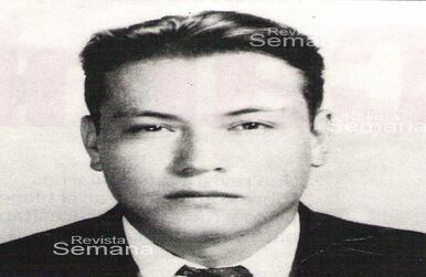 Esta es la foto de la cédula de Tirofijo con corbata.