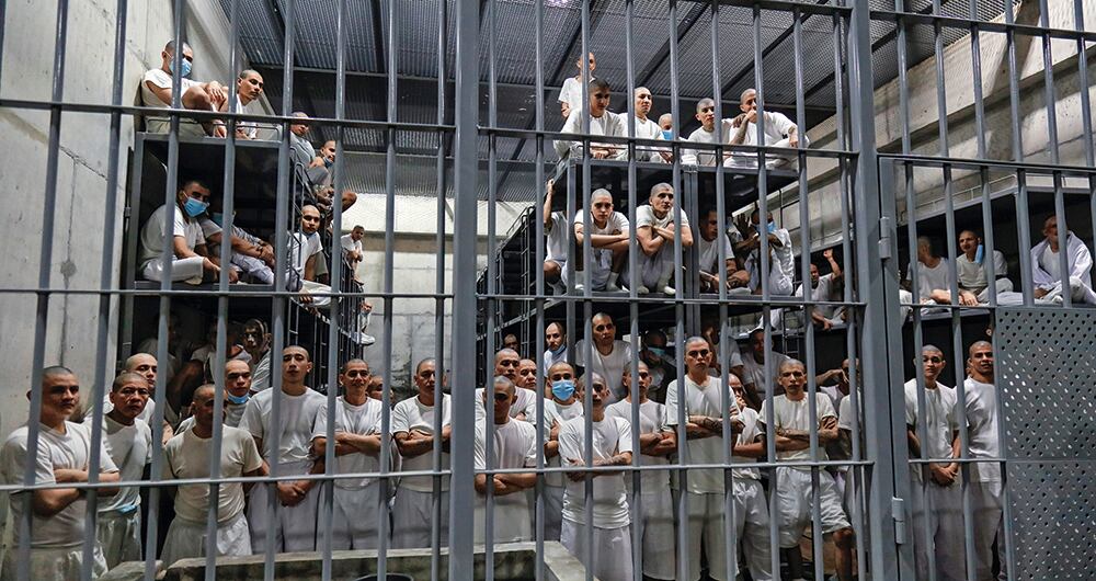 “Una megacárcel en una zona remota, equipada con tecnología avanzada para bloquear comunicaciones ilícitas y supervisar cada rincón, no es una fantasía, es una necesidad”.