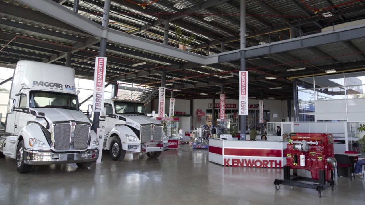 Casa Inglesa cuenta con un grupo de asesores que acompaña a los clientes durante el proceso de compra, y a través de un software configura el vehículo de acuerdo a lo que ellos buscan.