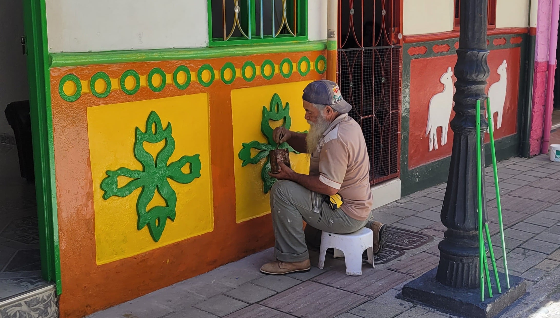 Guatapé es conocido no solo por lo que comunican sus zócalos, sino también por los artesanos detrás de cada una de las obras.