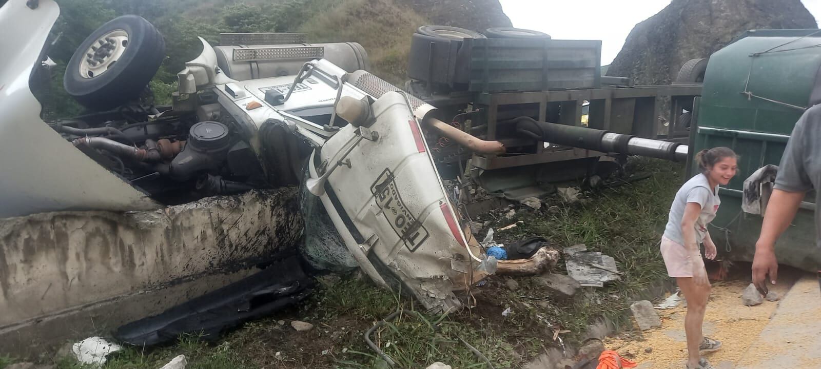 Tractomula se volcó en la vía a Buenaventura