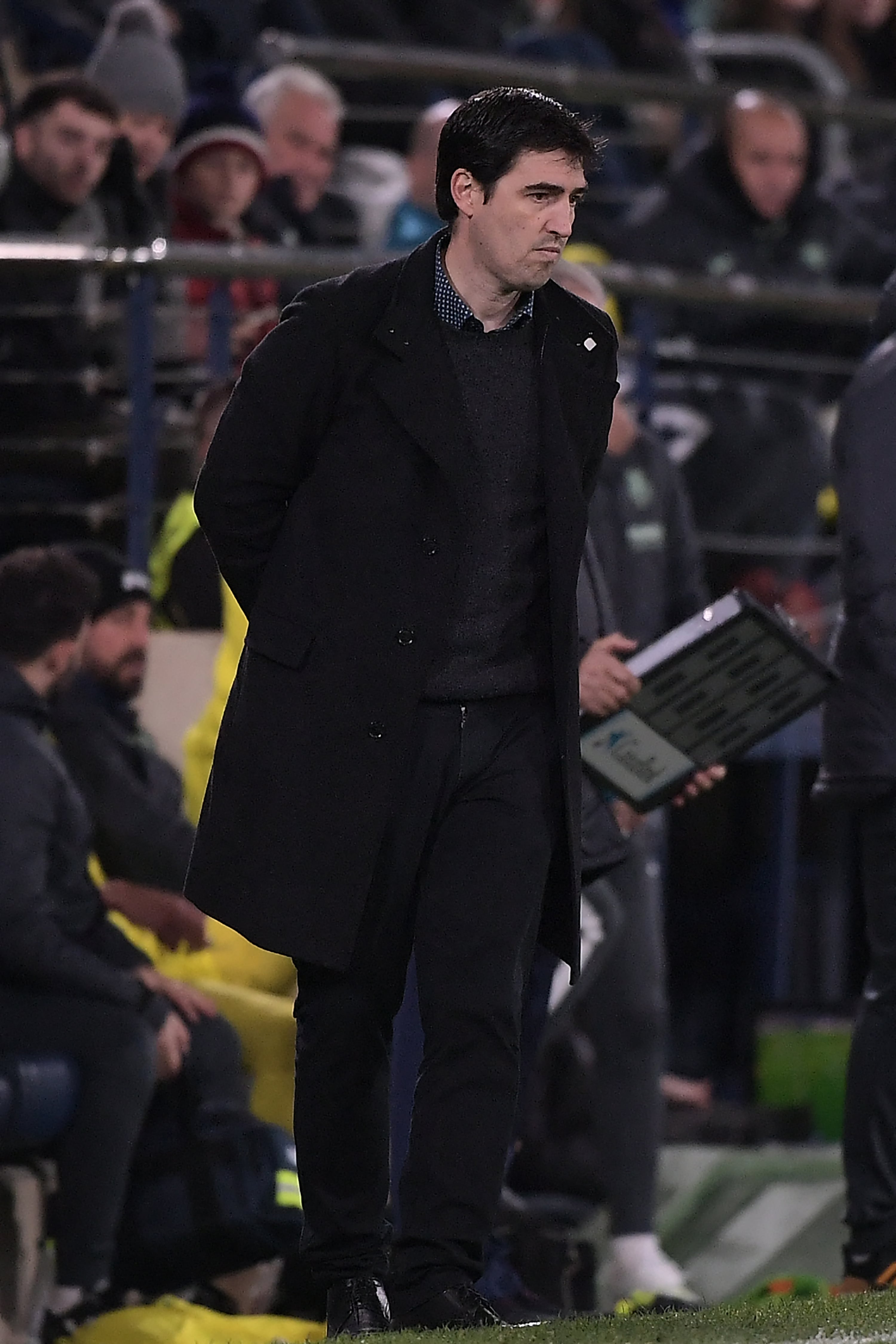 Rayo Vallecano's Spanish coach Andoni Iraola looks on during the Spanish league football match between Villarreal CF and Rayo Vallecano de Madrid at La Ceramica stadium in Vila-real on January 30, 2023. (Photo by Jose Jordan / AFP)