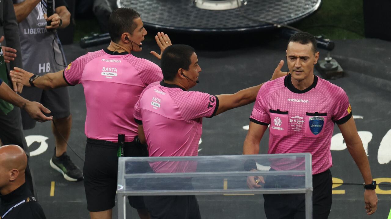 Wilmar Roldán en medio de una terna arbitral de Colombia en torneo Conmebol