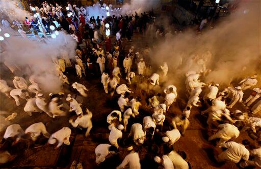 (Cisjordania) Los miembros de la Comunidad Antigua Samaritana se juntan alrededor de hoyos de fuego después de que una oveja es ofrecida en el sacrificio de Pascua de los judíos en el monte Gerizim. Según la tradición, los Samaritanos son los descendientes de los judíos que no fueron deportados cuando los asirios conquistaron Israel en el siglo VIII A.C. De la pequeña comunidad de cerca de 700 personas, la mitad viven en un pueblo en el Monte Gerizim, y el resto en la ciudad de Holon cerca de Tel-Aviv. (AP Foto/Tara Todras-Whitehill)